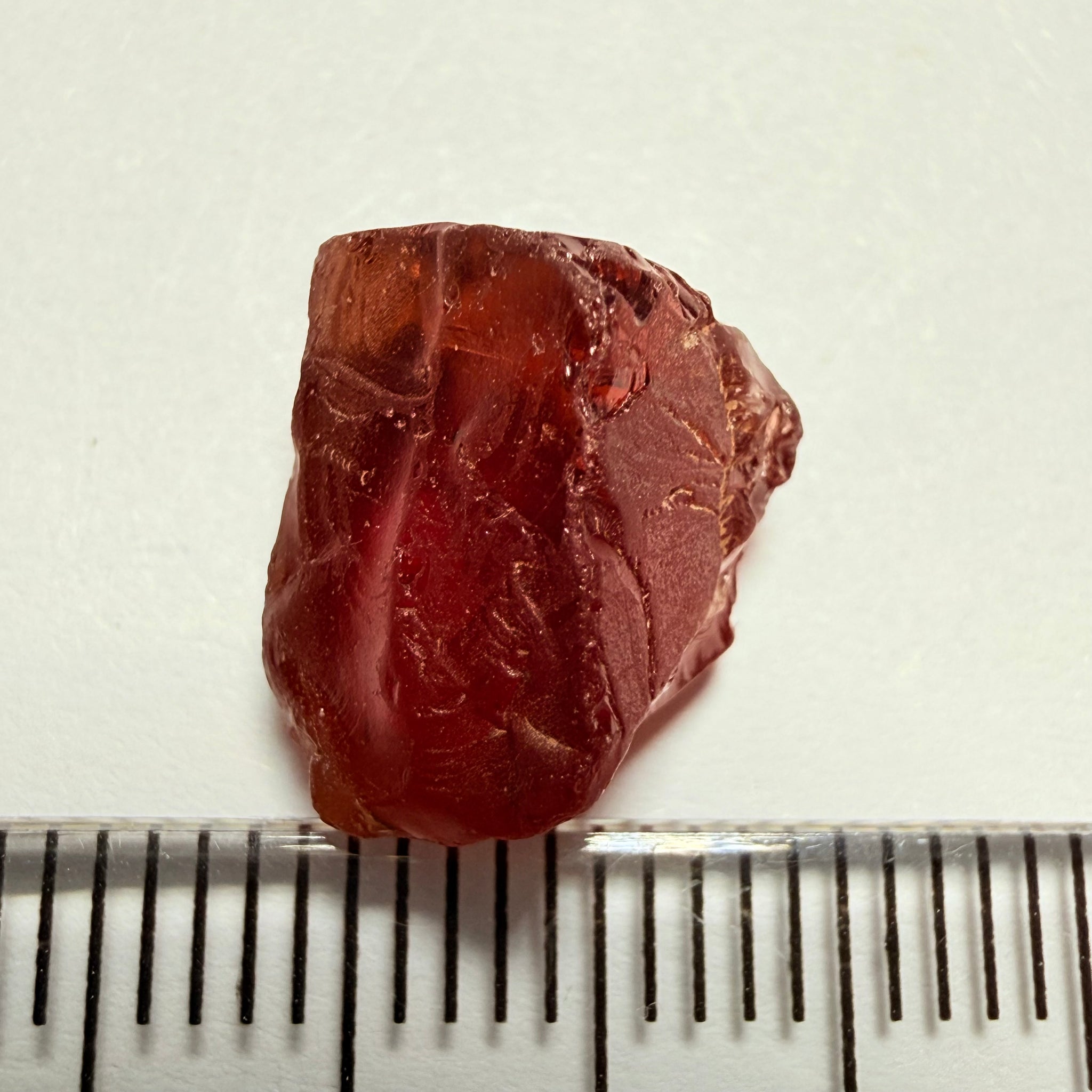 Malaya Garnet, 8.60ct, Tanzania, Untreated Unheated, vvs, with slight cracks on the outside at one end, see next pics I have circled them, they will grind off on preform