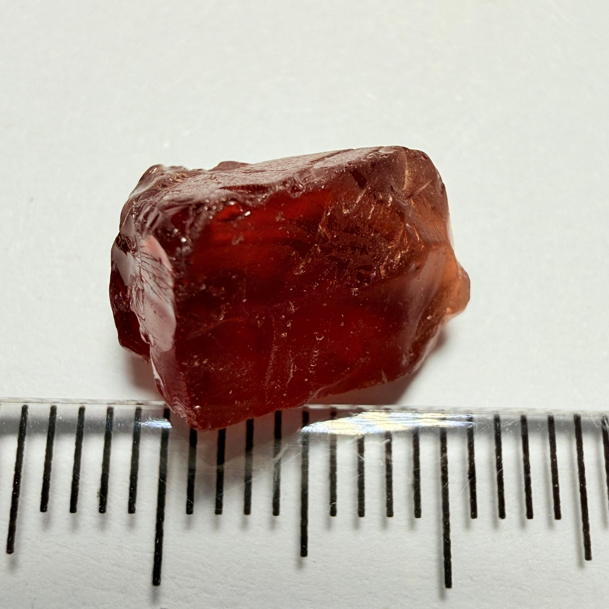 Malaya Garnet, 8.60ct, Tanzania, Untreated Unheated, vvs, with slight cracks on the outside at one end, see next pics I have circled them, they will grind off on preform