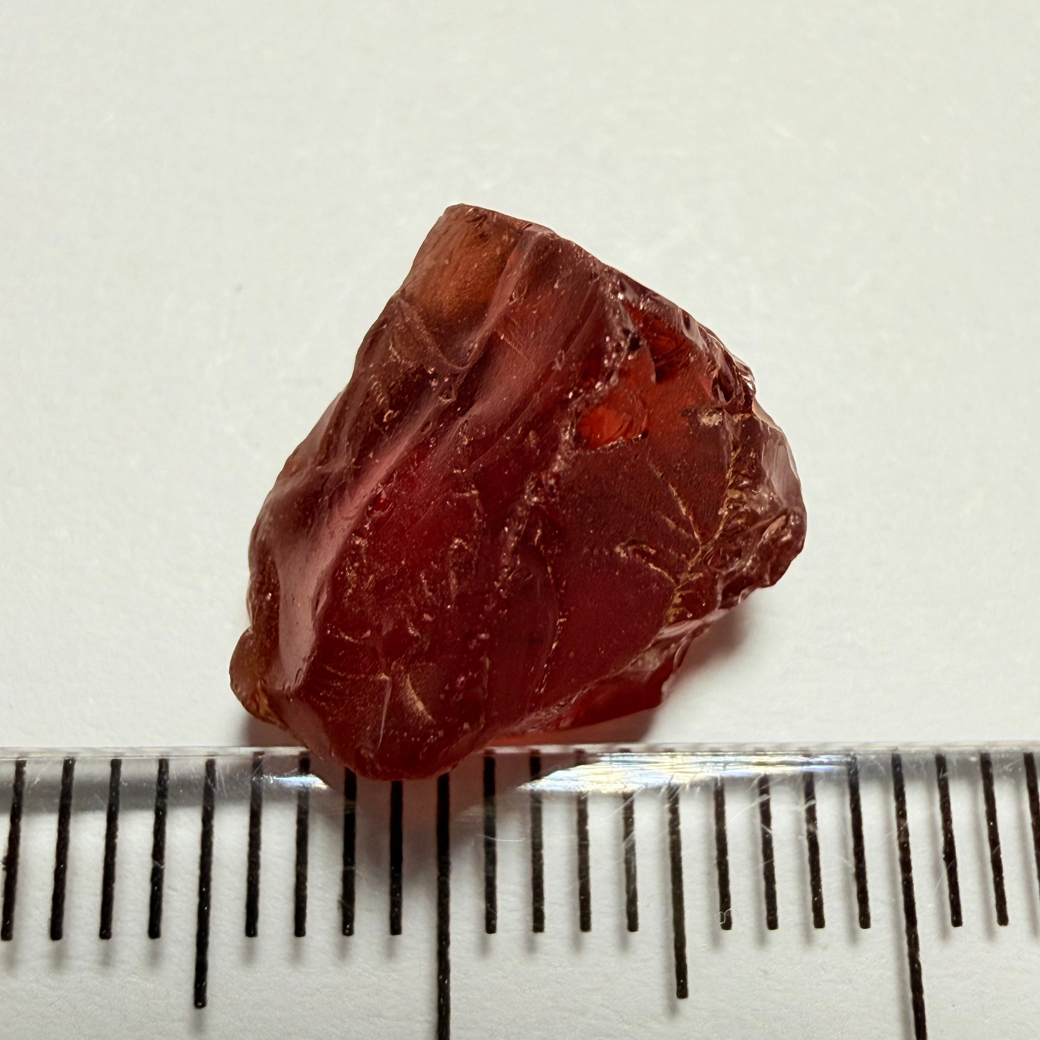 Malaya Garnet, 8.60ct, Tanzania, Untreated Unheated, vvs, with slight cracks on the outside at one end, see next pics I have circled them, they will grind off on preform