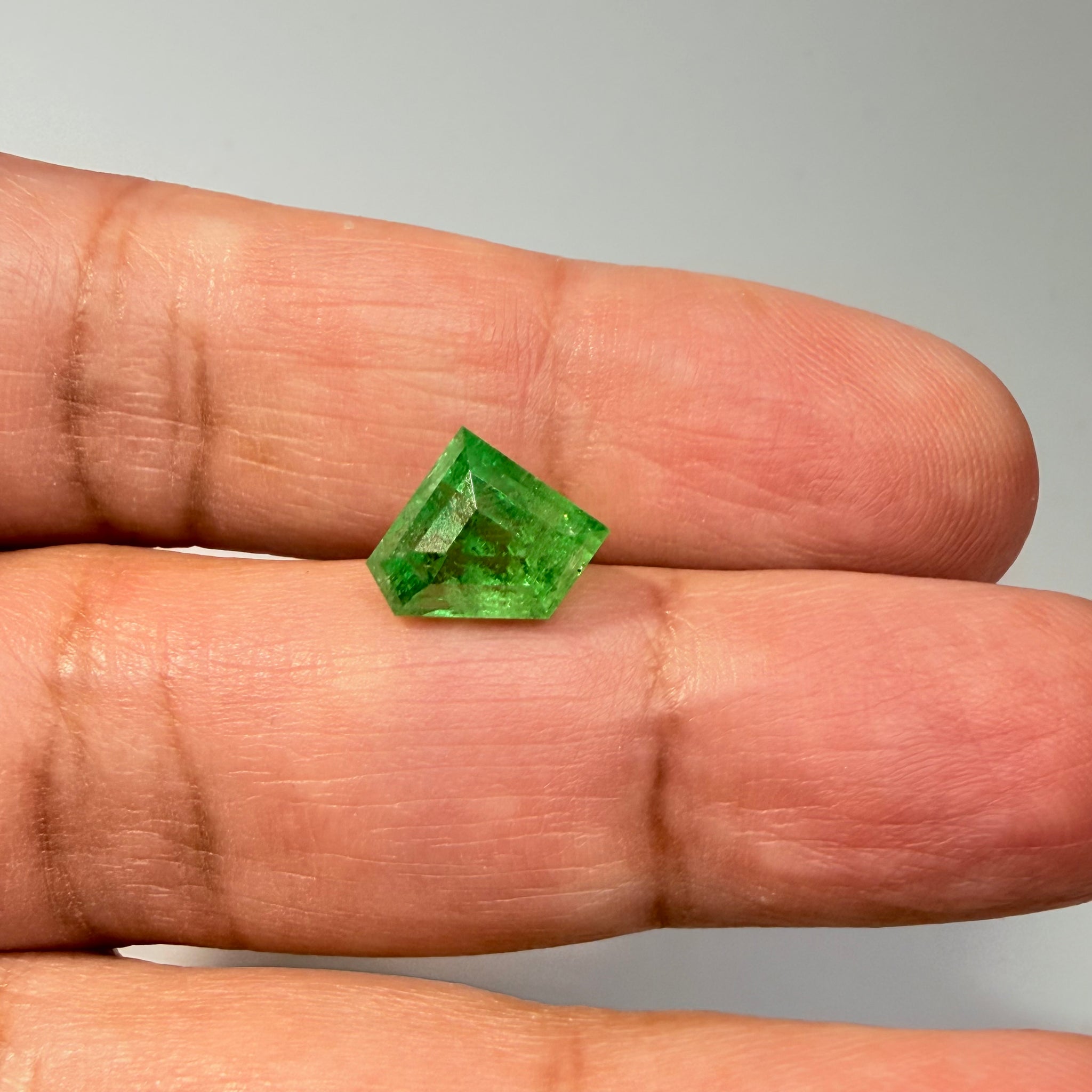 Tsavorite Garnet, 4.20ct, Tanzania, Untreated Unheated, fancy Freeform cut