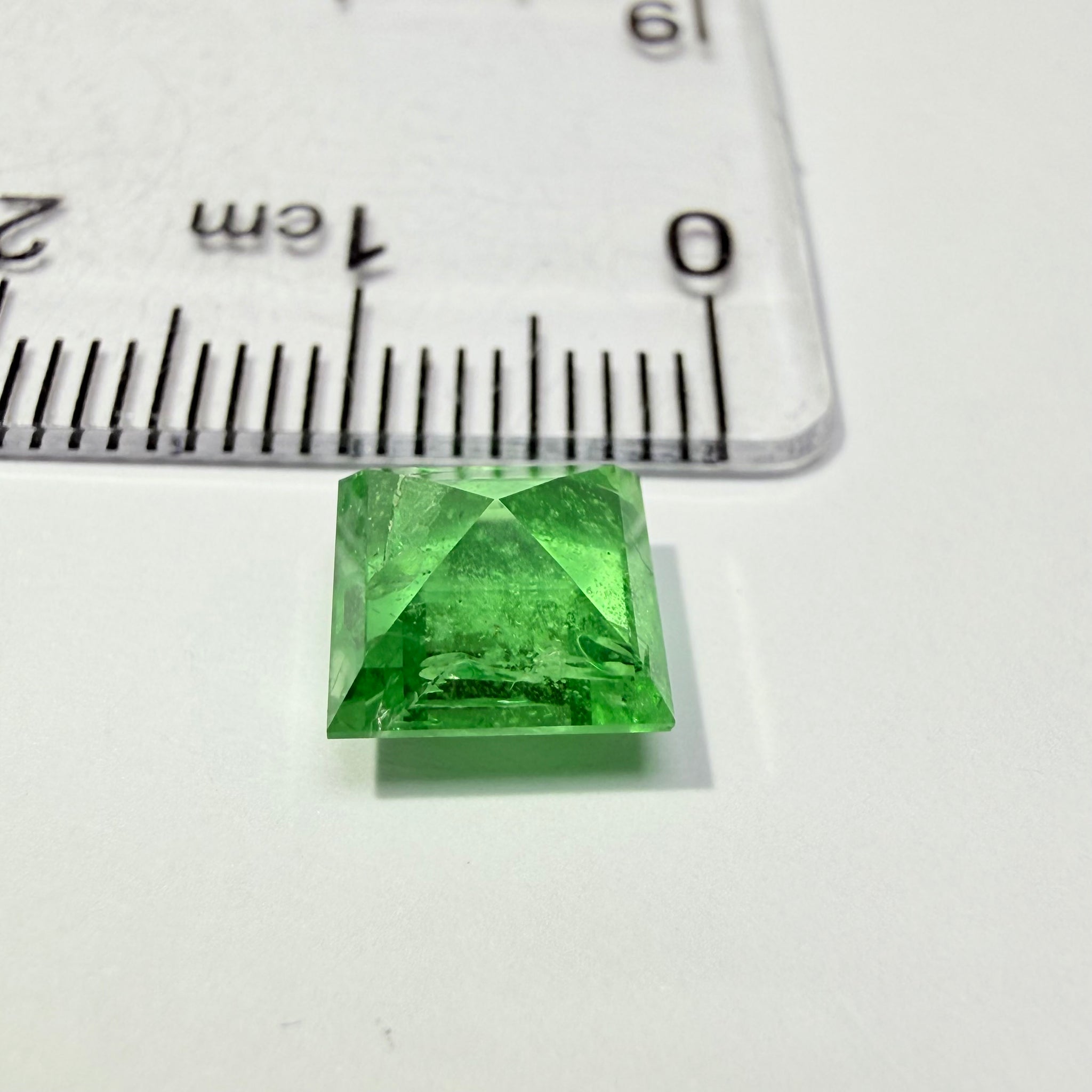Tsavorite Garnet, 2.95ct, Tanzania, Untreated Unheated, inclusion on the crown, see next pic I have highlighted it