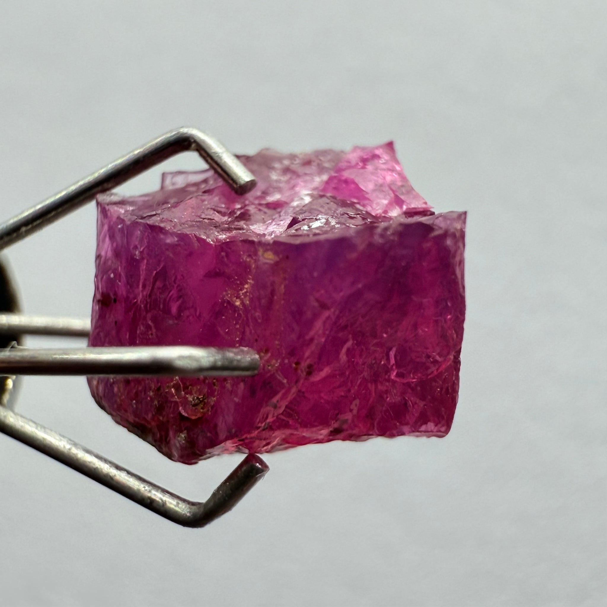 Winza Sapphire/Ruby, 2.35ct, Winza, Tanzania, Untreated Unheated, crack right in the middle! But great for those of you looking to add a stone like this to your collection