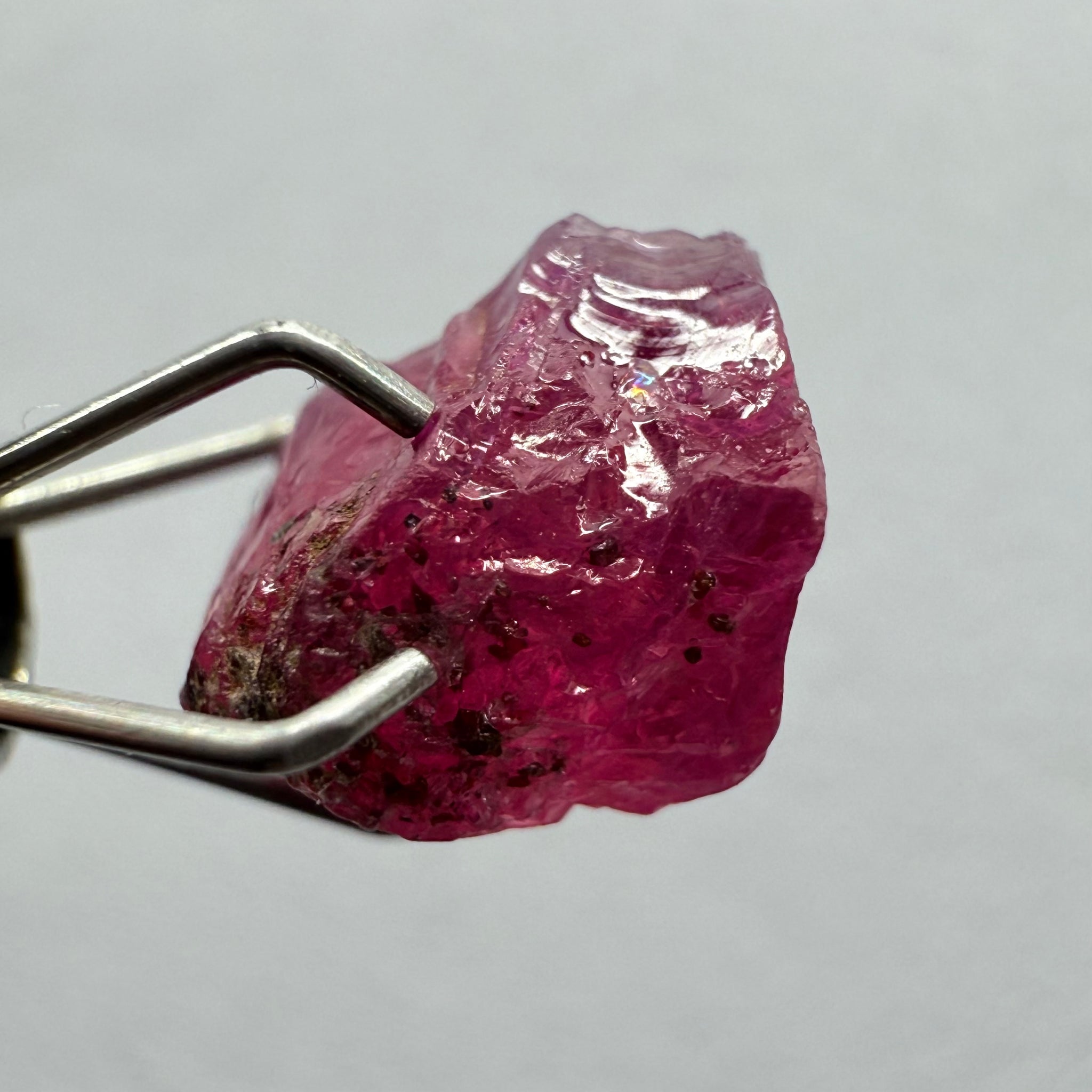 Winza Sapphire/Ruby, 2.35ct, Winza, Tanzania, Untreated Unheated, crack right in the middle! But great for those of you looking to add a stone like this to your collection