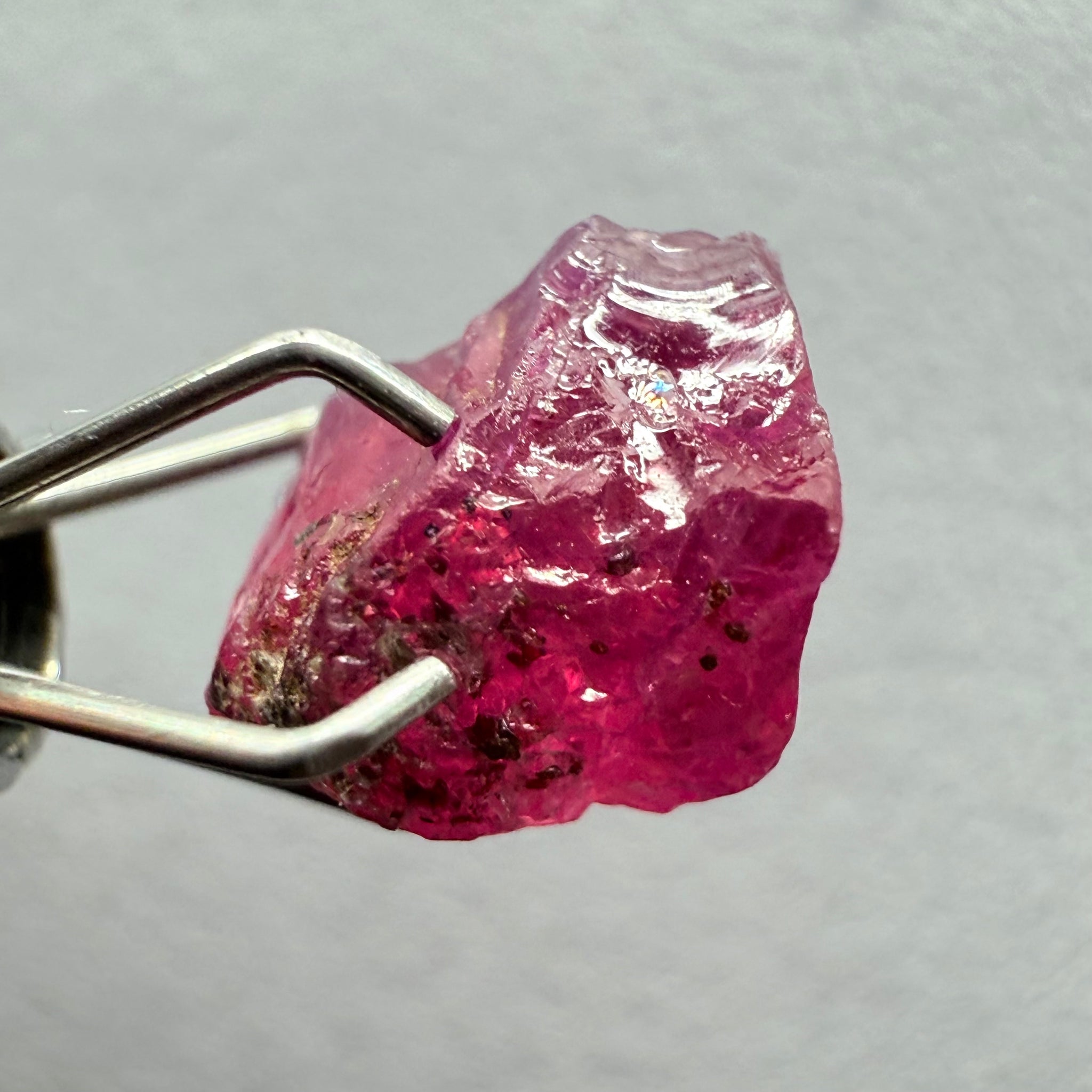 Winza Sapphire/Ruby, 2.35ct, Winza, Tanzania, Untreated Unheated, crack right in the middle! But great for those of you looking to add a stone like this to your collection