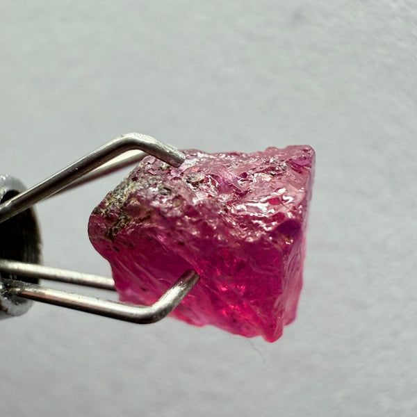 Winza Sapphire/Ruby, 2.35ct, Winza, Tanzania, Untreated Unheated, crack right in the middle! But great for those of you looking to add a stone like this to your collection