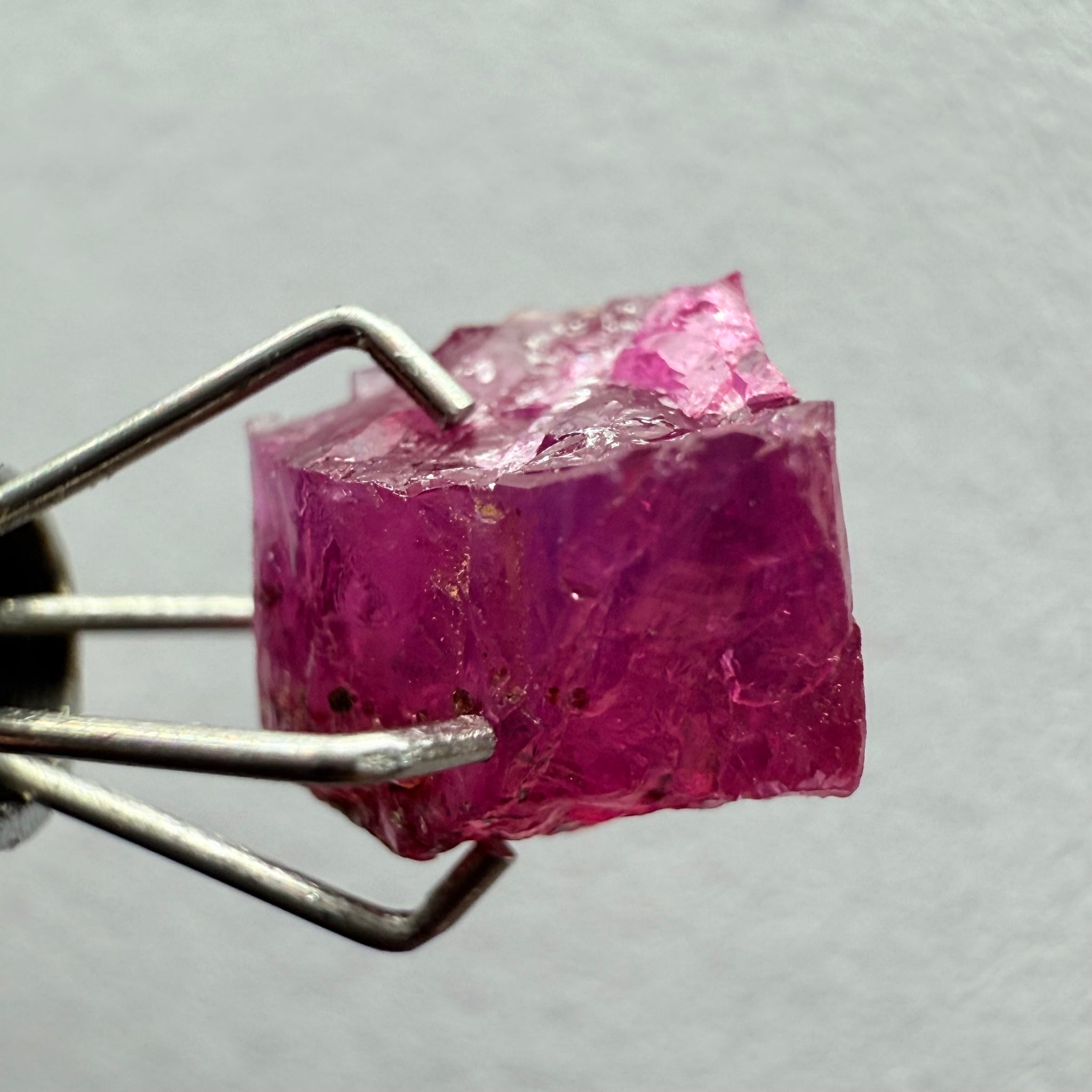 Winza Sapphire/Ruby, 2.35ct, Winza, Tanzania, Untreated Unheated, crack right in the middle! But great for those of you looking to add a stone like this to your collection