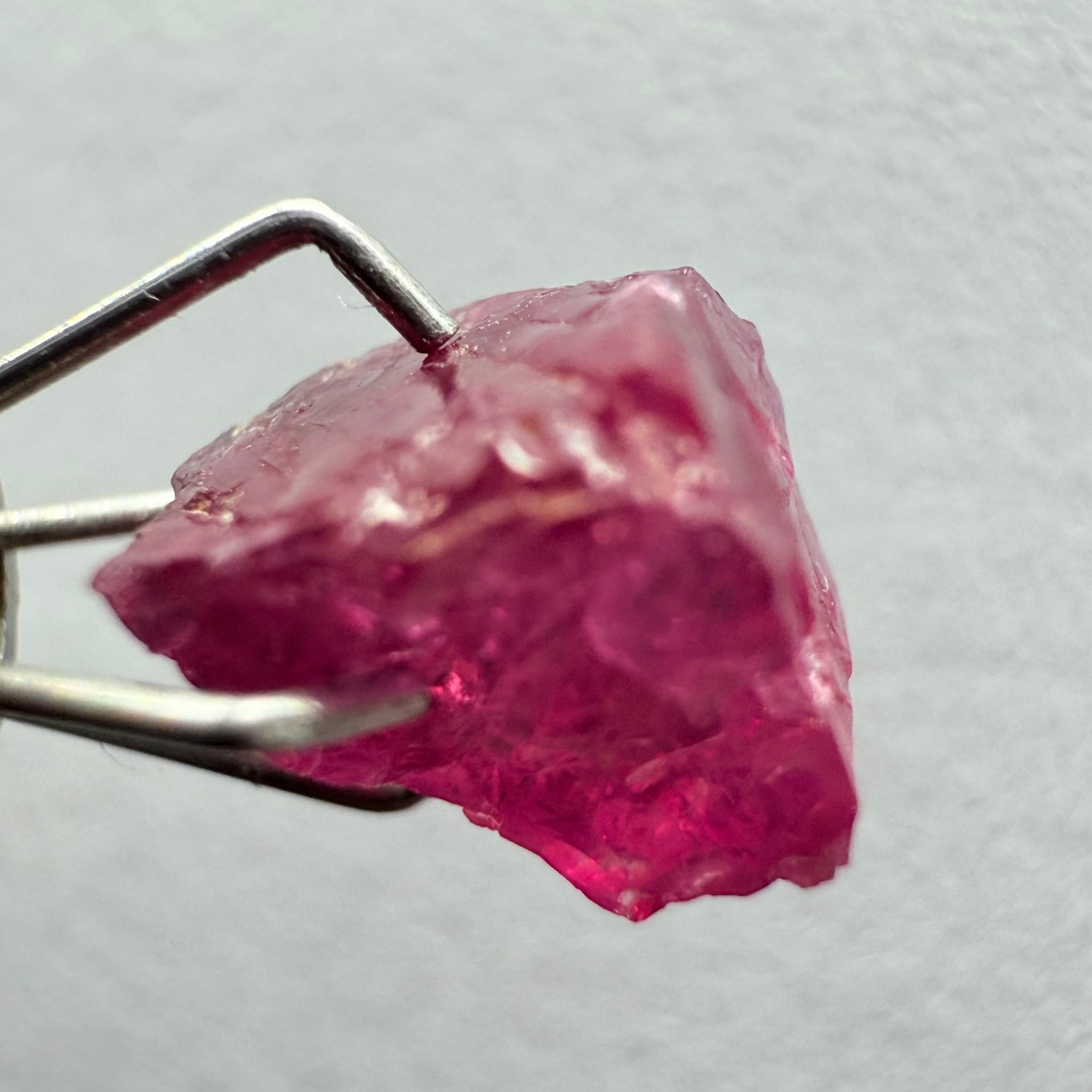 Winza Sapphire/Ruby, 2.35ct, Winza, Tanzania, Untreated Unheated, crack right in the middle! But great for those of you looking to add a stone like this to your collection