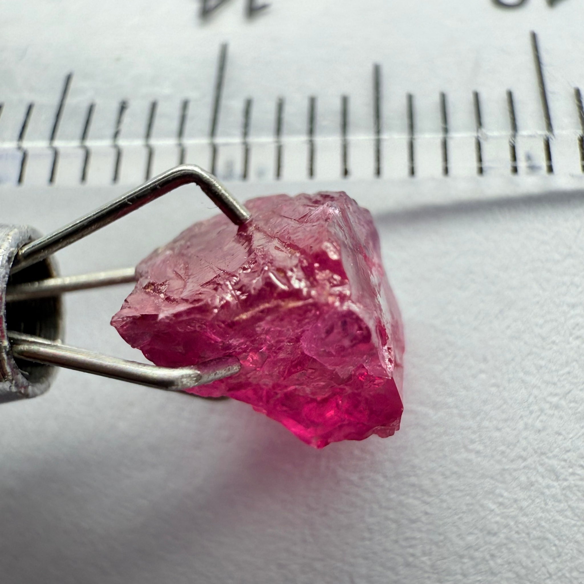 Winza Sapphire/Ruby, 2.35ct, Winza, Tanzania, Untreated Unheated, crack right in the middle! But great for those of you looking to add a stone like this to your collection