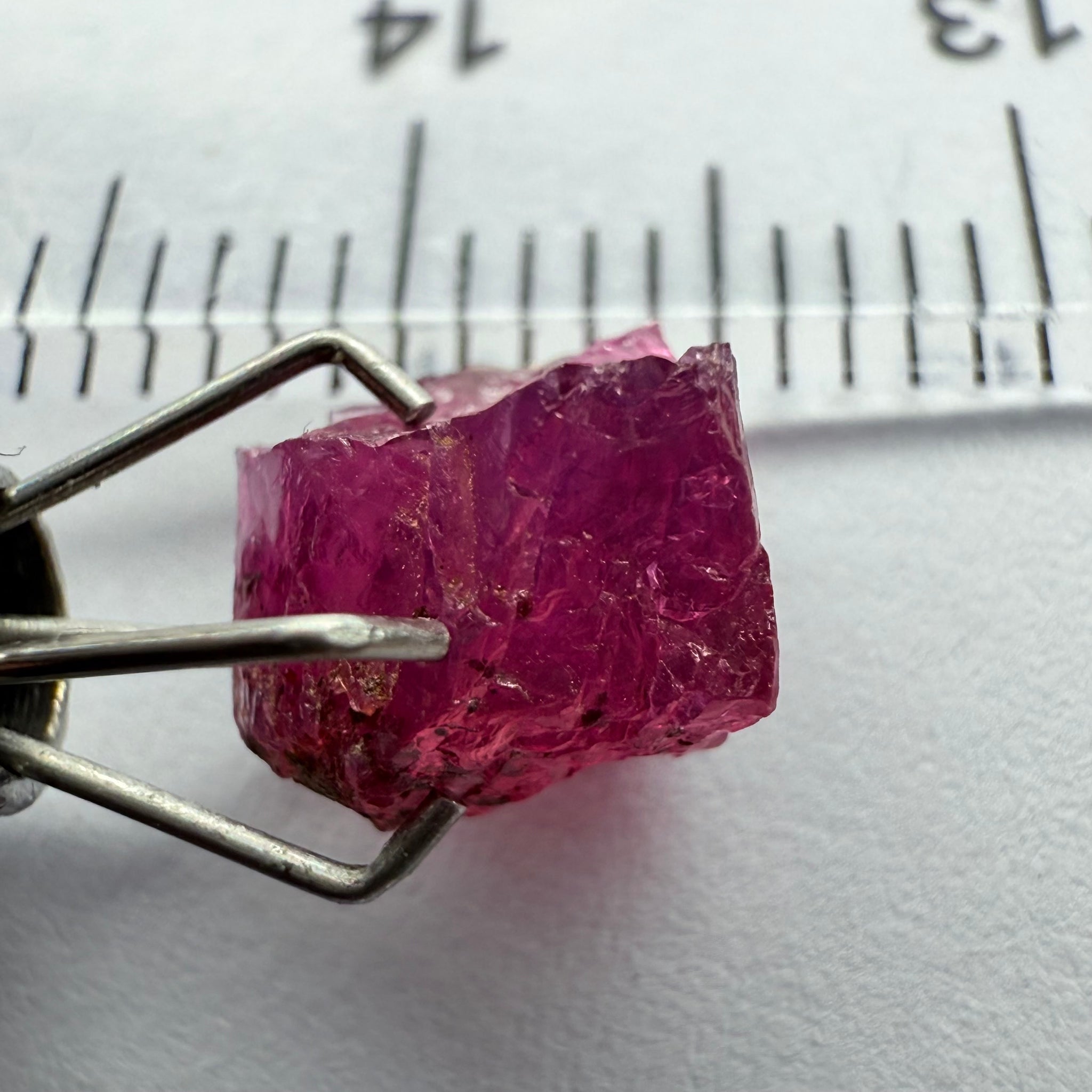 Winza Sapphire/Ruby, 2.35ct, Winza, Tanzania, Untreated Unheated, crack right in the middle! But great for those of you looking to add a stone like this to your collection