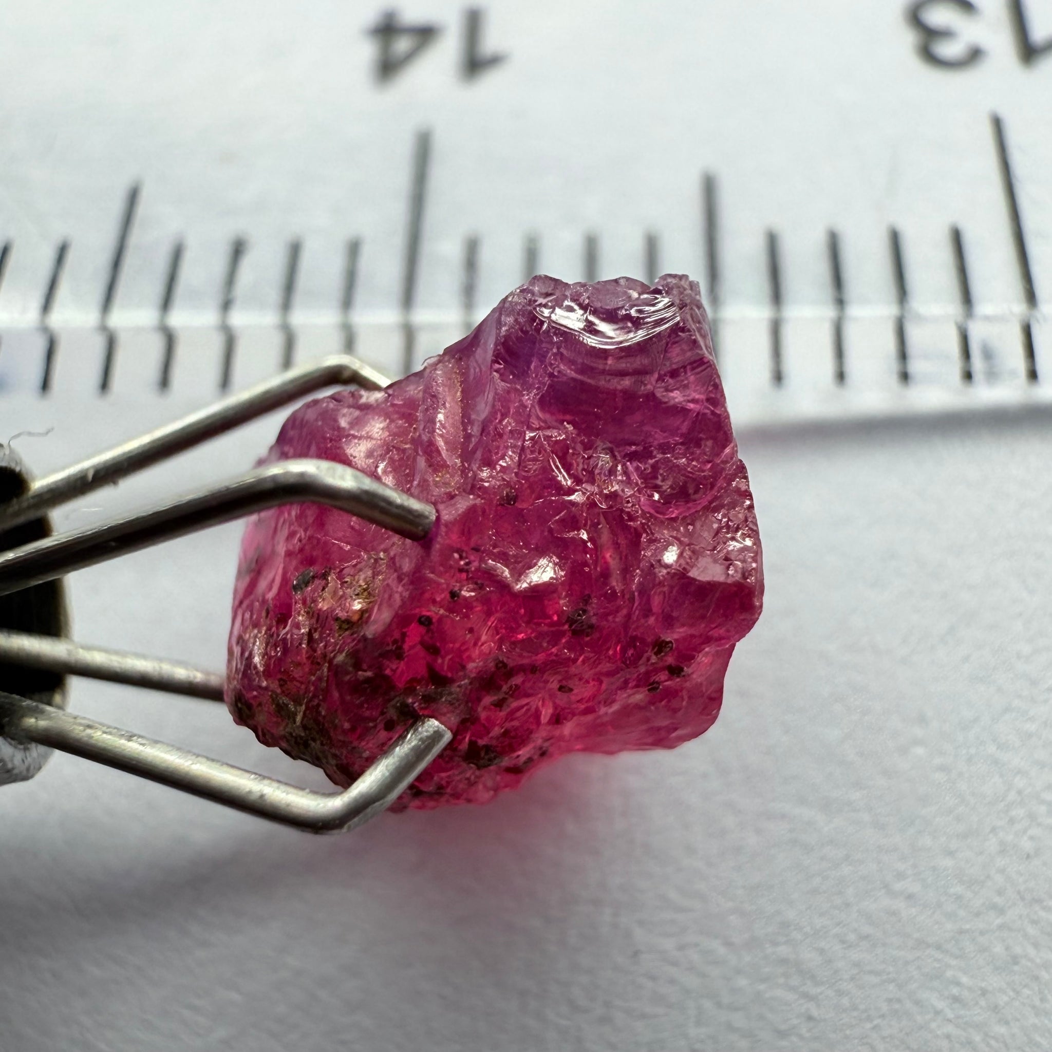 Winza Sapphire/Ruby, 2.35ct, Winza, Tanzania, Untreated Unheated, crack right in the middle! But great for those of you looking to add a stone like this to your collection