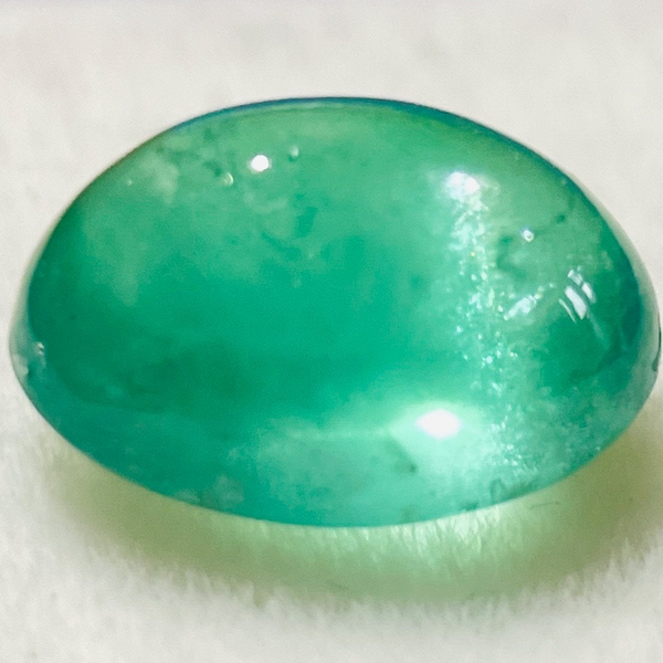 Emerald, 3.02ct, Tanzania. Untreated Unheated No Oil. Seems to have a moving spot like a star see video. VERY RARE, I don't think anything like this is available anywhere