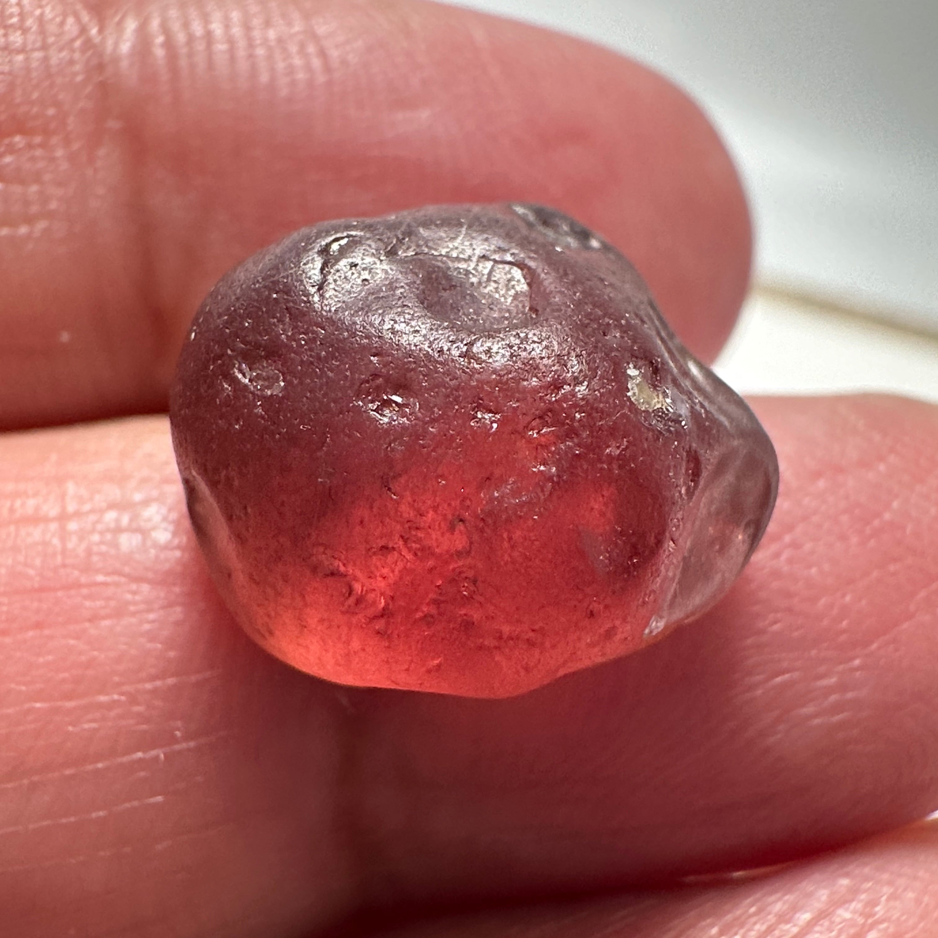 21.25ct Colour shift Garnet, Umba Valley, Tanzania, Untreated Unheated. 2 tiny white spots and silk in the stone. See the video where it shows a window into the side for positioning of the 2 spots