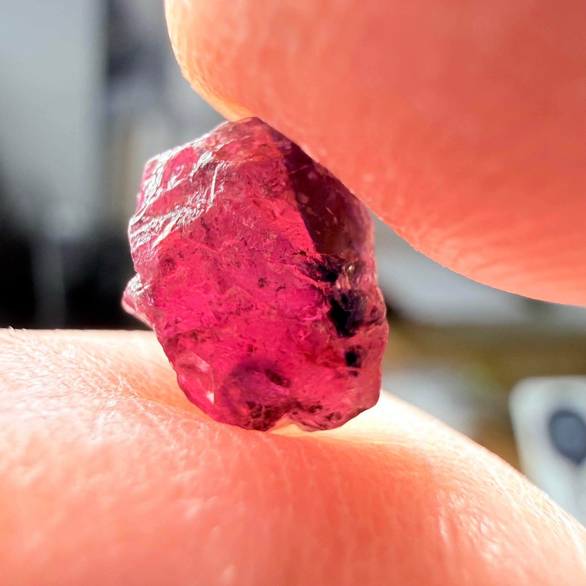 Winza Sapphire, 4.33ct, Winza, Tanzania, Untreated Unheated. There is a dividing crack in the middle, stone will need to be split in 2, one side would be vs-si, the other is smaller and si