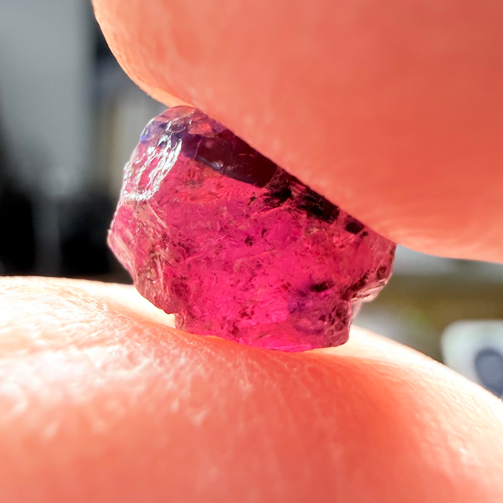 Winza Sapphire, 4.33ct, Winza, Tanzania, Untreated Unheated. There is a dividing crack in the middle, stone will need to be split in 2, one side would be vs-si, the other is smaller and si