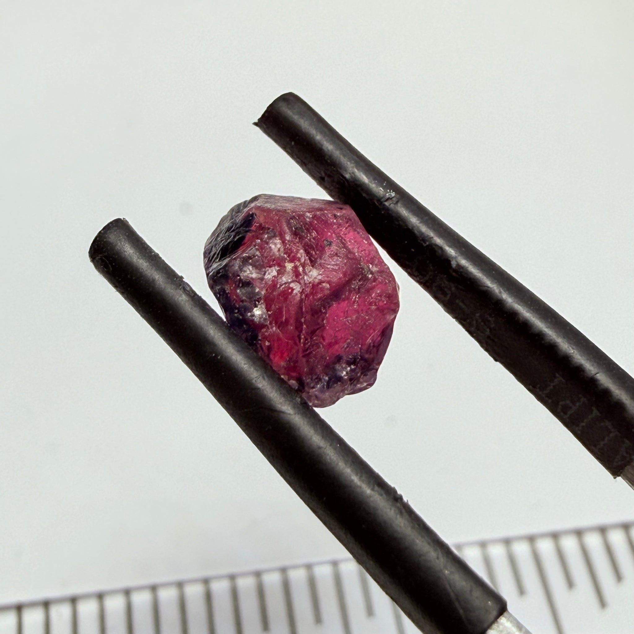Winza Sapphire, 3.52ct, Winza, Tanzania, Untreated Unheated, cracks on the outside that will need to be removed before faceting, rest vs- vvs, see the brighter backlit pics, I have indicated crack positions
