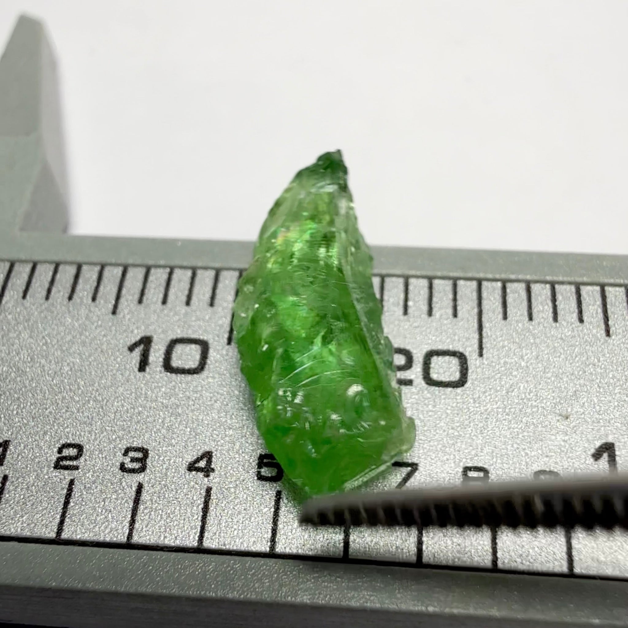 Tsavorite Garnet, Tanzania, 3.16ct, Untreated Unheated, cracks on the outside, inside VS-Si challenging shape, maybe cut a baguette shape