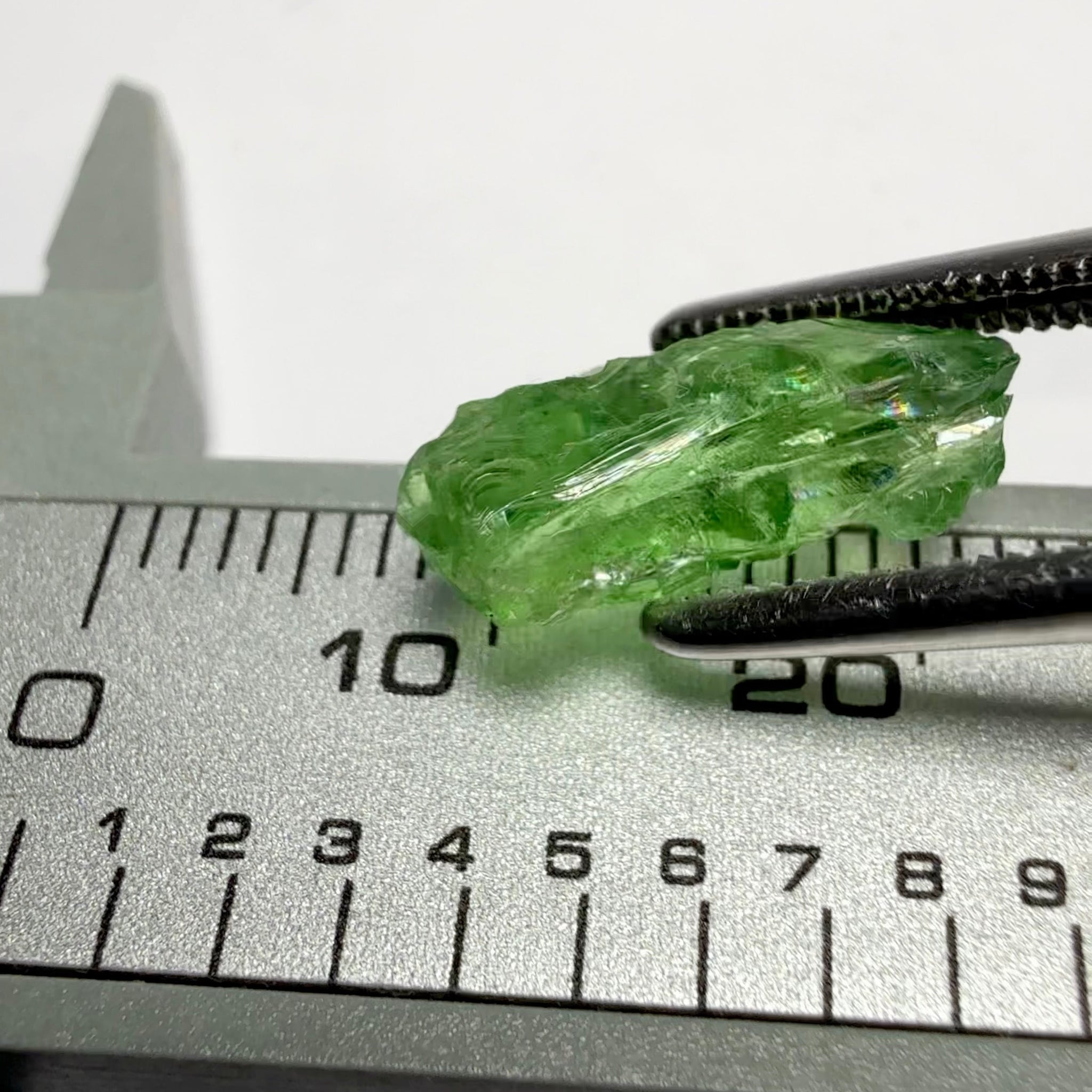 Tsavorite Garnet, Tanzania, 3.16ct, Untreated Unheated, cracks on the outside, inside VS-Si challenging shape, maybe cut a baguette shape