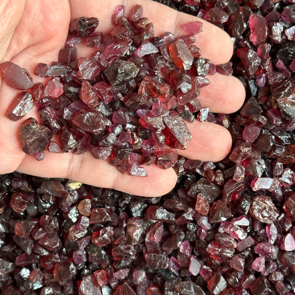 Mixed Garnets per PIECE blind pour, MOST ARE FACETING ROUGH