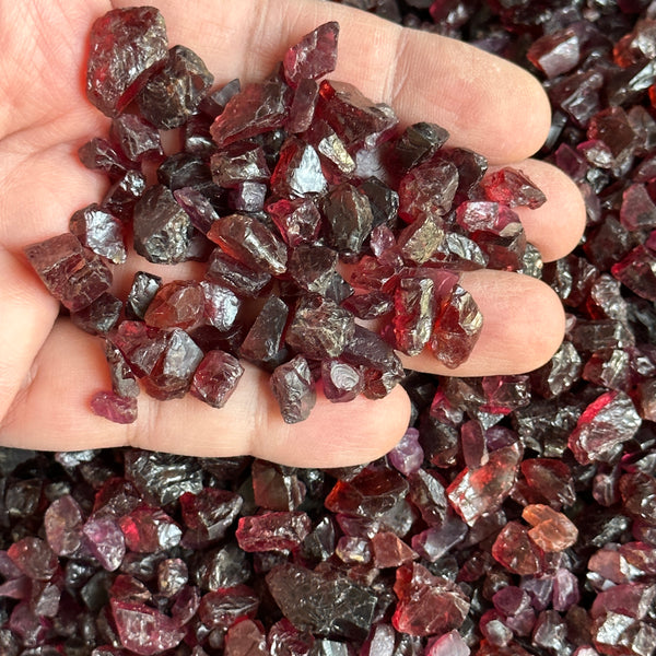 Mixed Garnets per PIECE blind pour, MOST ARE FACETING ROUGH