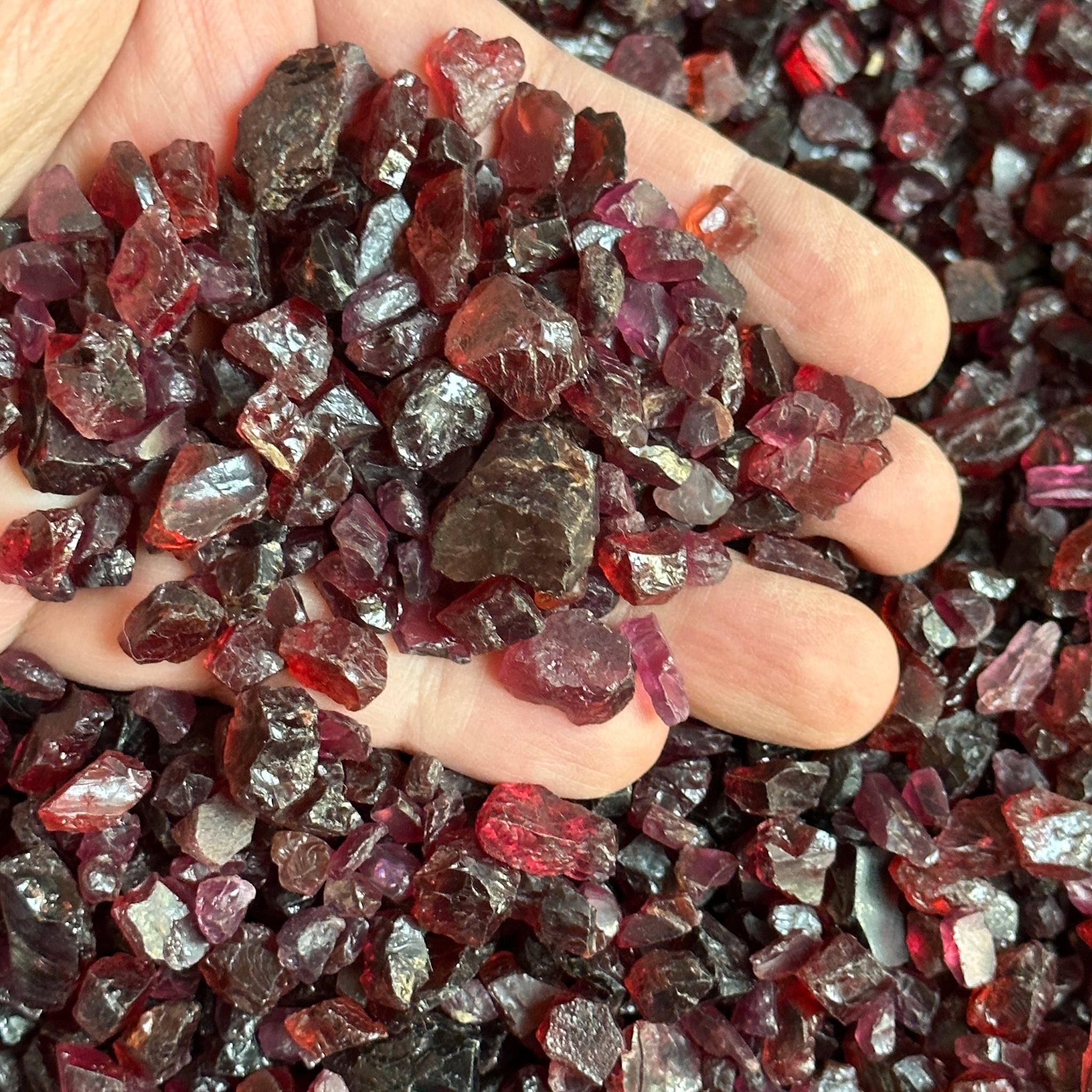Mixed Garnets per PIECE blind pour, MOST ARE FACETING ROUGH