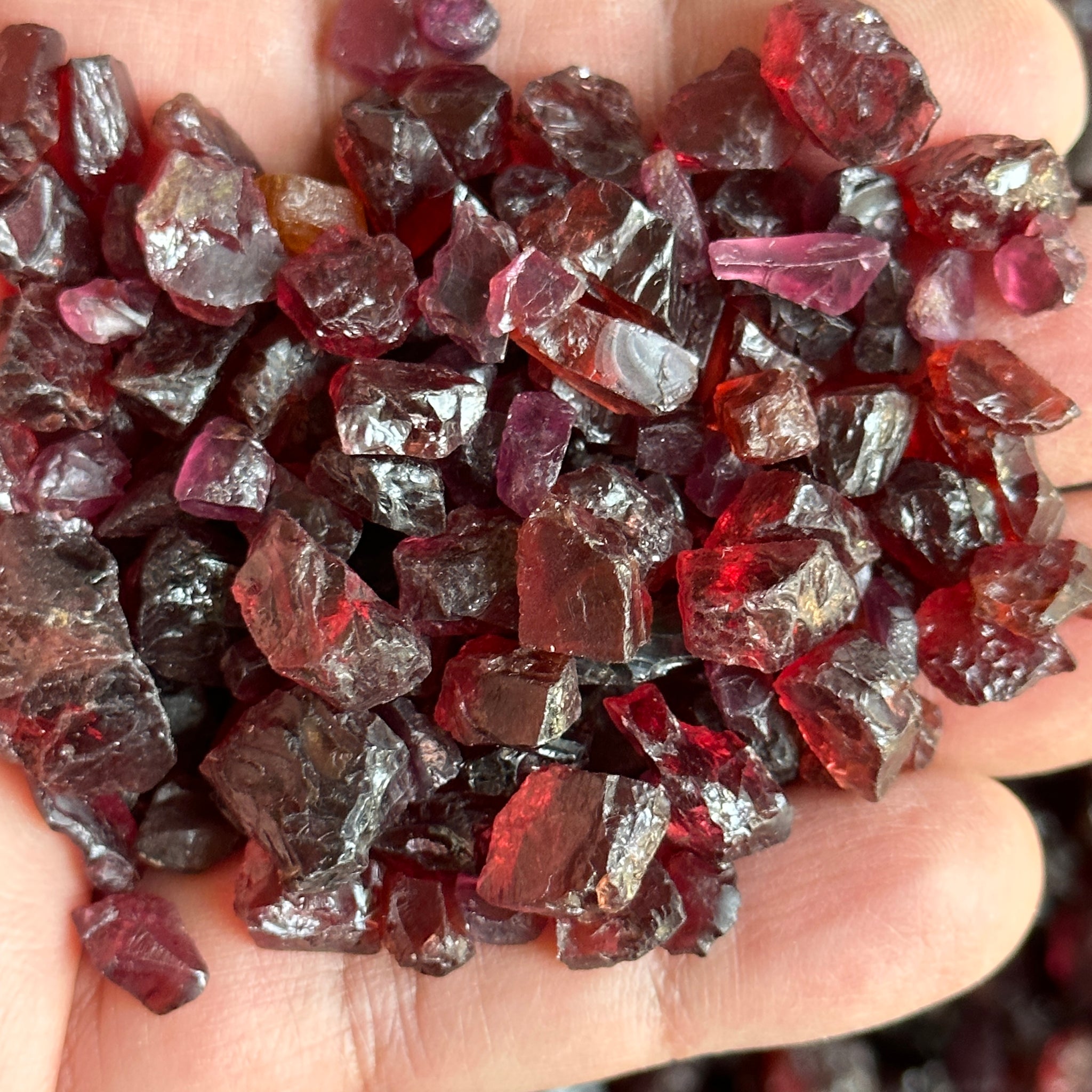 Mixed Garnets per PIECE blind pour, MOST ARE FACETING ROUGH
