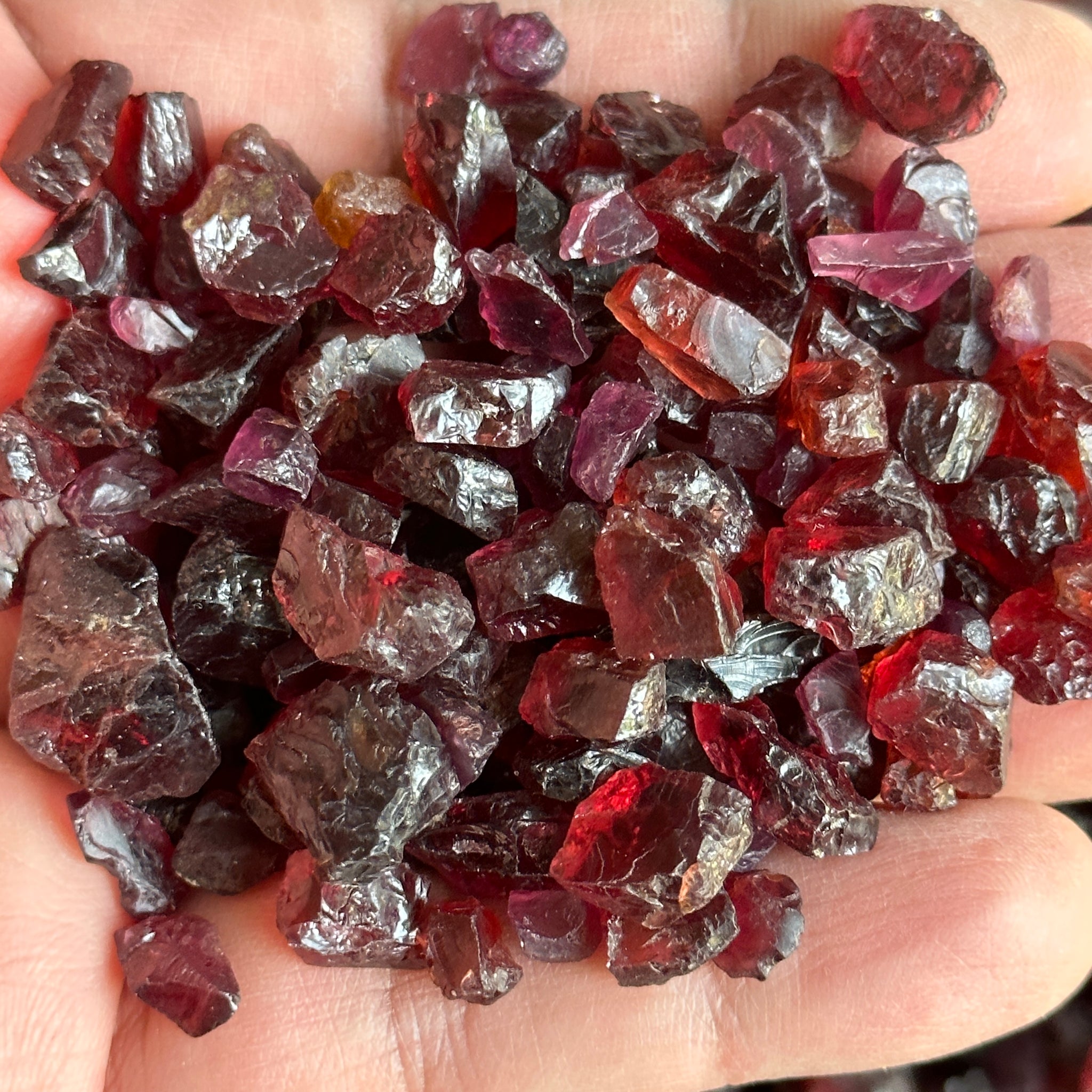 Mixed Garnets per PIECE blind pour, MOST ARE FACETING ROUGH