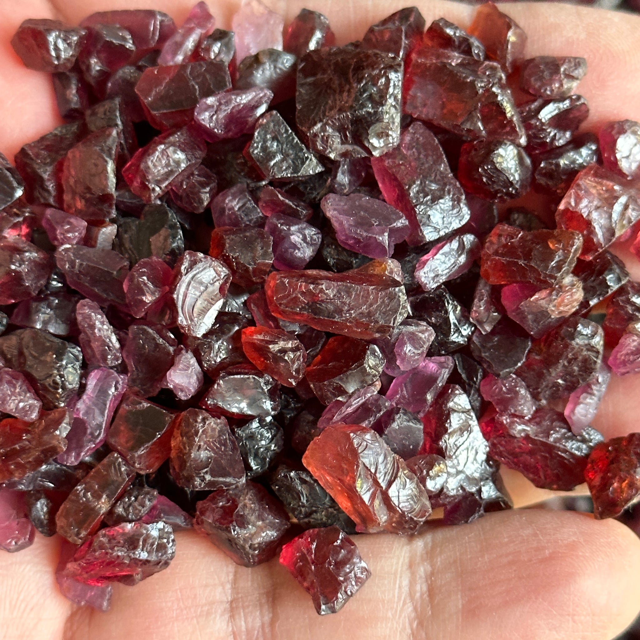 Mixed Garnets per PIECE blind pour, MOST ARE FACETING ROUGH