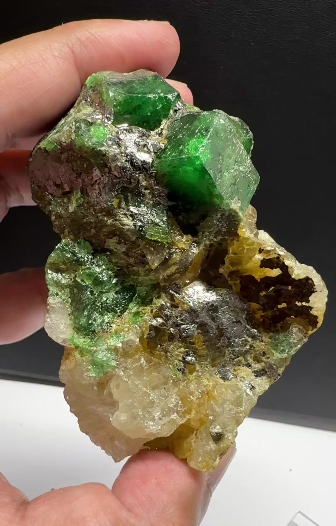 Tsavorite Garnet on Quartz and Graphite, Incredibly rare, 308.20gm / 1541ct, naturally free standing, Merelani, Tanzania, Unheated Untreated, very very rare piece, 87.2mm x 76mm x 53.5