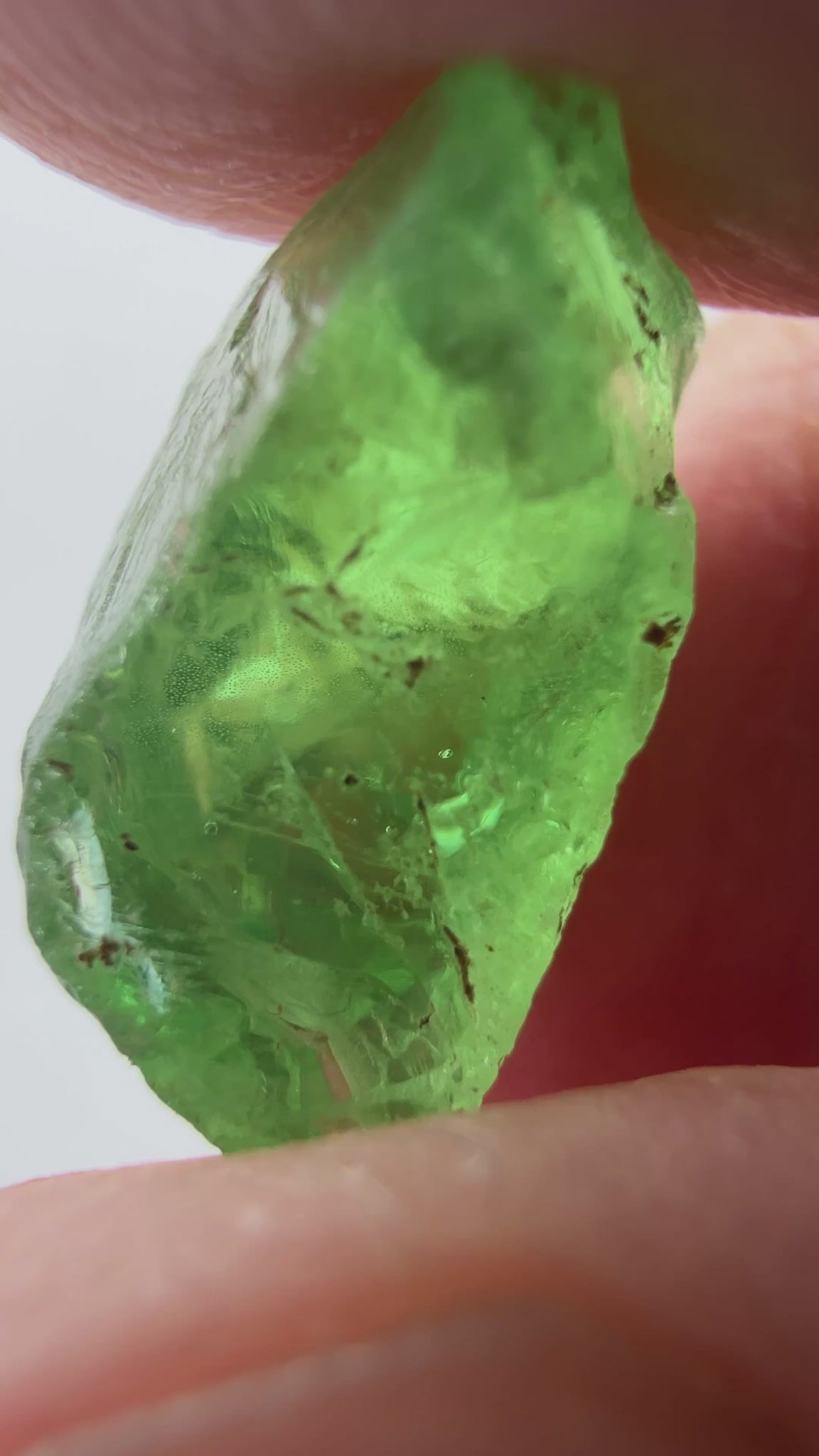 Tsavorite, 8.34ct, Tanzania, Untreated Unheated, cracks and veils in the stone, have a look at the video for positioning