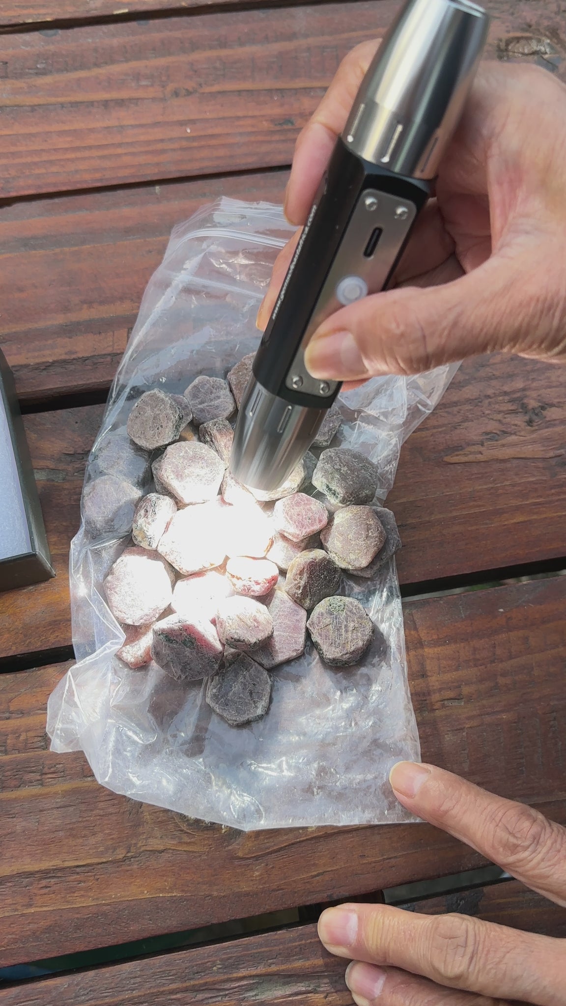 Gem Torch by Gemstone Masters, 6 function gem torch, strong power UV 365nm and 395nm, belt clip and 2 light focusing cones, 98% cri white bulb, 2-year warranty (excluding damage or wear and tear), we are the agents for this. Ships worldwide