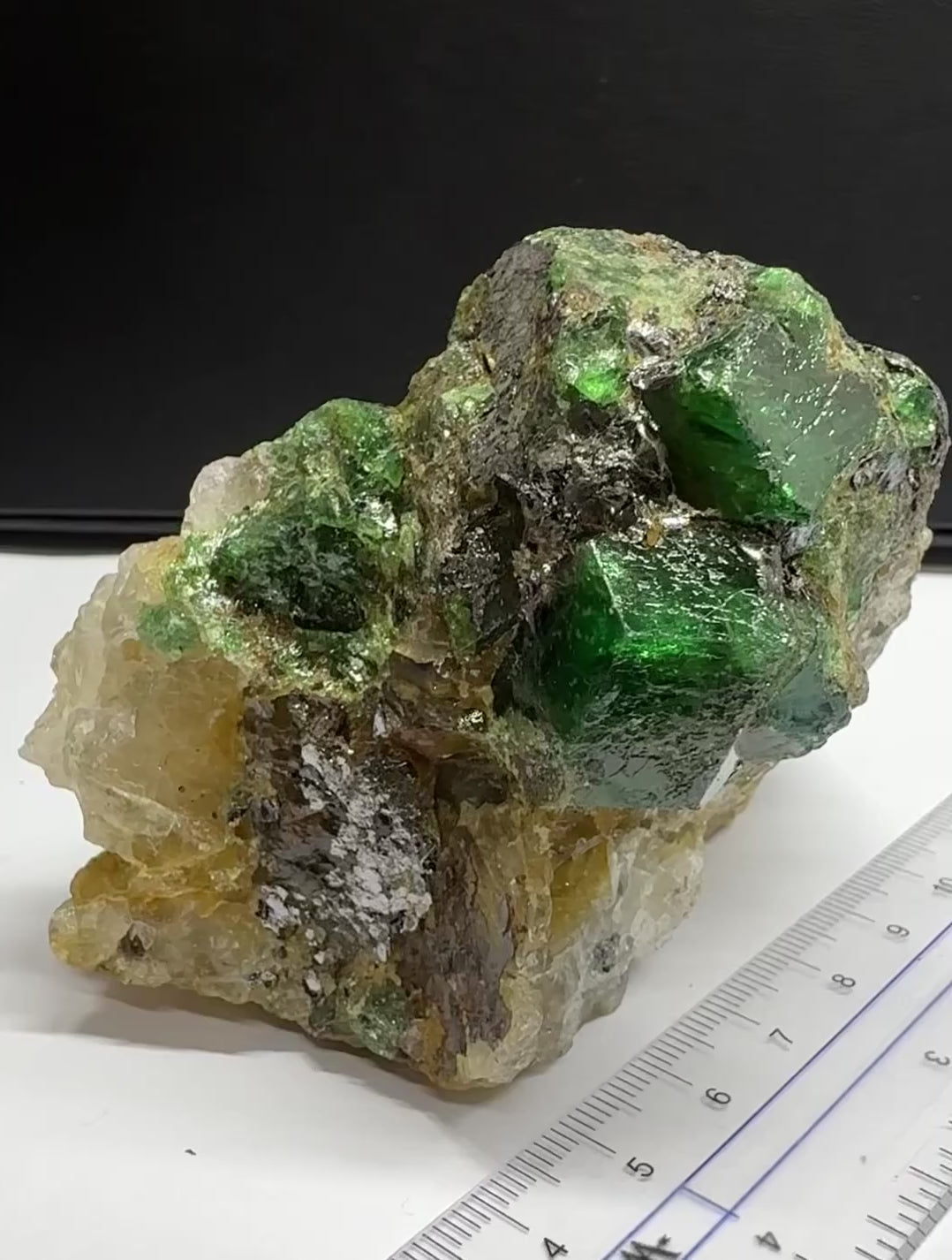 Tsavorite Garnet on Quartz and Graphite, Incredibly rare, 308.20gm / 1541ct, naturally free standing, Merelani, Tanzania, Unheated Untreated, very very rare piece, 87.2mm x 76mm x 53.5