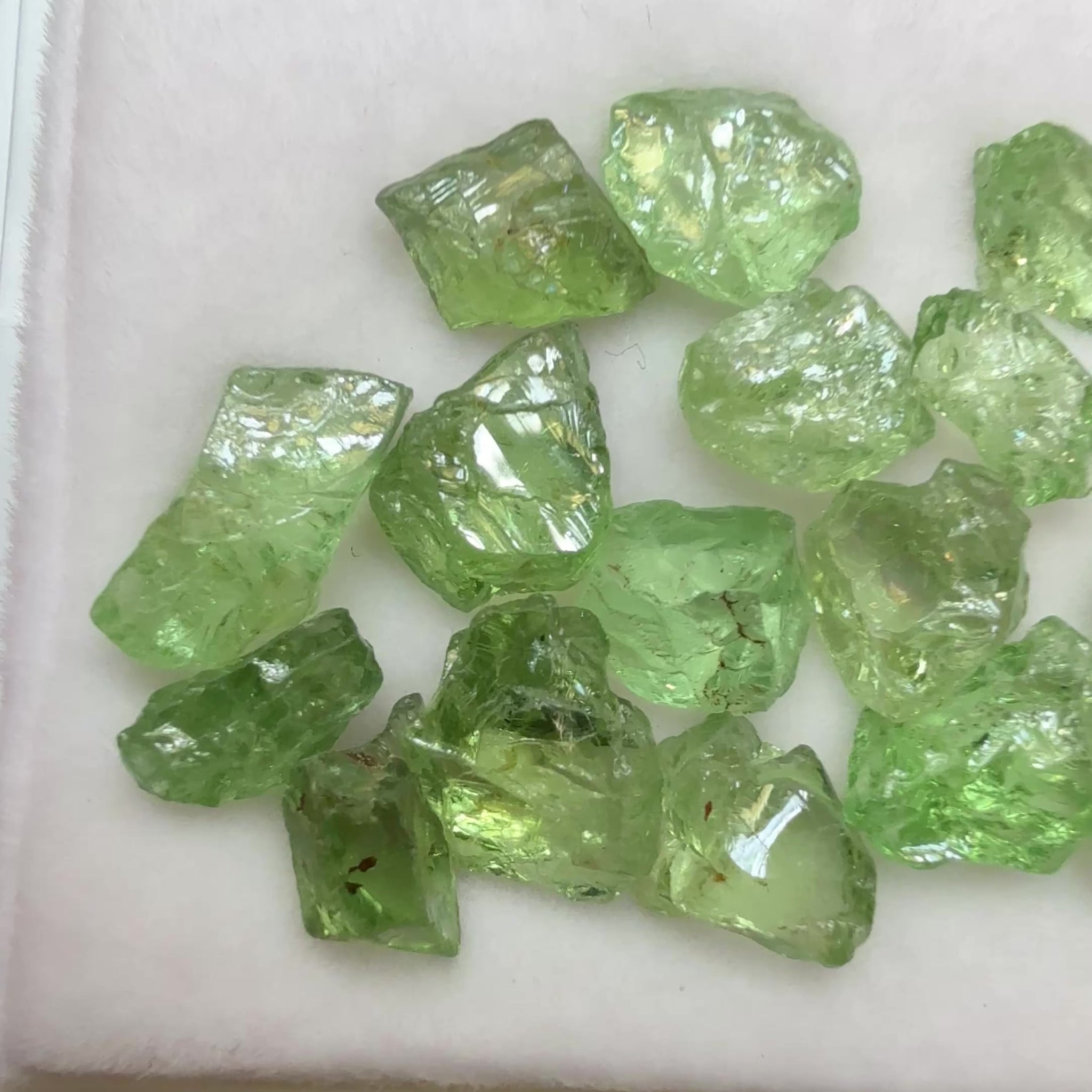 Tsavorite Rough Melee size, 14.57ct, 0.32ct - 1.39ct, Untreated, Unheated