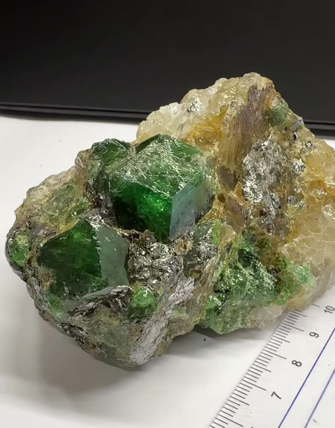 Tsavorite Garnet on Quartz and Graphite, Incredibly rare, 308.20gm / 1541ct, naturally free standing, Merelani, Tanzania, Unheated Untreated, very very rare piece, 87.2mm x 76mm x 53.5