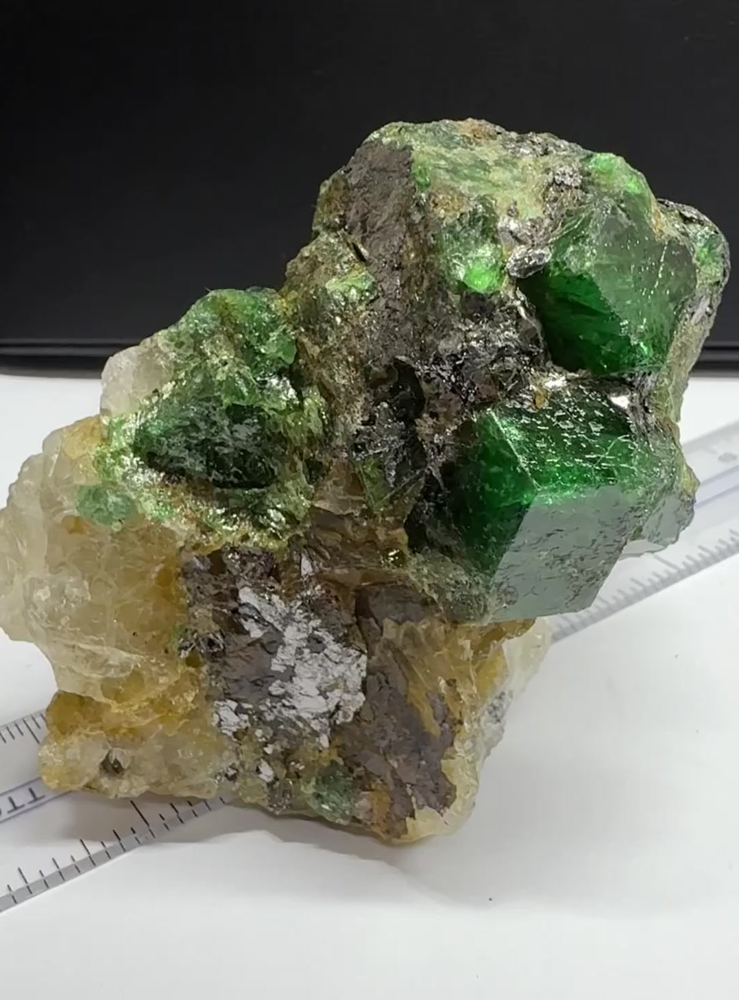 Tsavorite Garnet on Quartz and Graphite, Incredibly rare, 308.20gm / 1541ct, naturally free standing, Merelani, Tanzania, Unheated Untreated, very very rare piece, 87.2mm x 76mm x 53.5