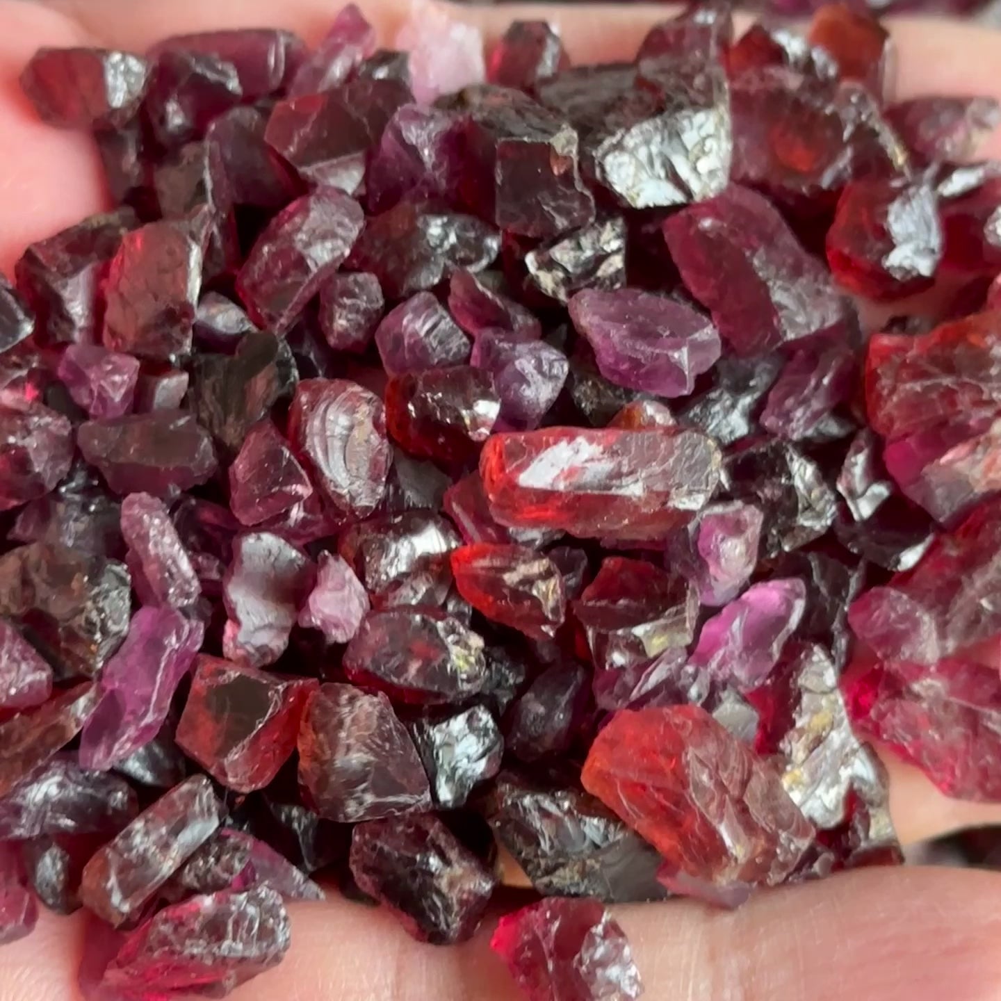 Mixed Garnets per PIECE blind pour, MOST ARE FACETING ROUGH