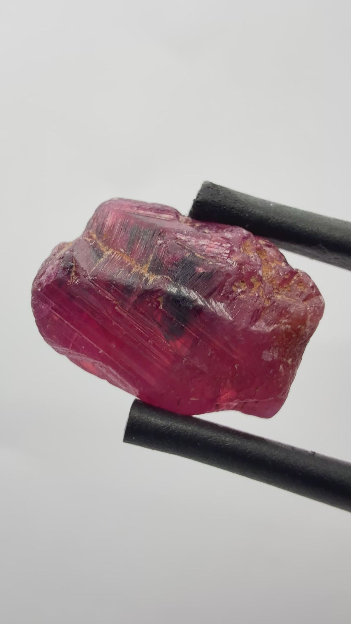 Winza Sapphire Crystal, 7.64ct, Winza Tanzania, see all sides in the pictures and video, superb etching, Untreated Unheated, 12.7 x 8.5 x 6.3mm