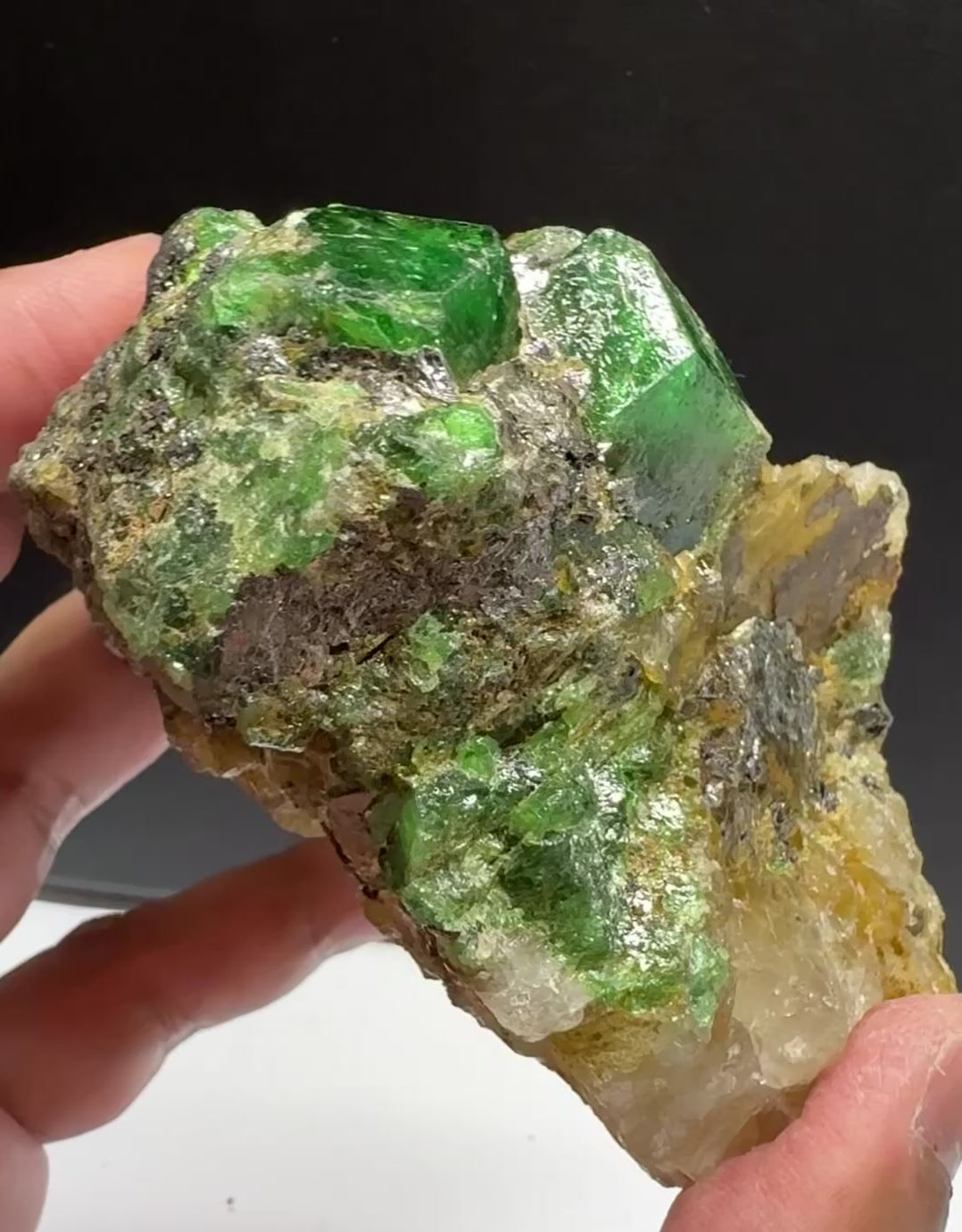 Tsavorite Garnet on Quartz and Graphite, Incredibly rare, 308.20gm / 1541ct, naturally free standing, Merelani, Tanzania, Unheated Untreated, very very rare piece, 87.2mm x 76mm x 53.5
