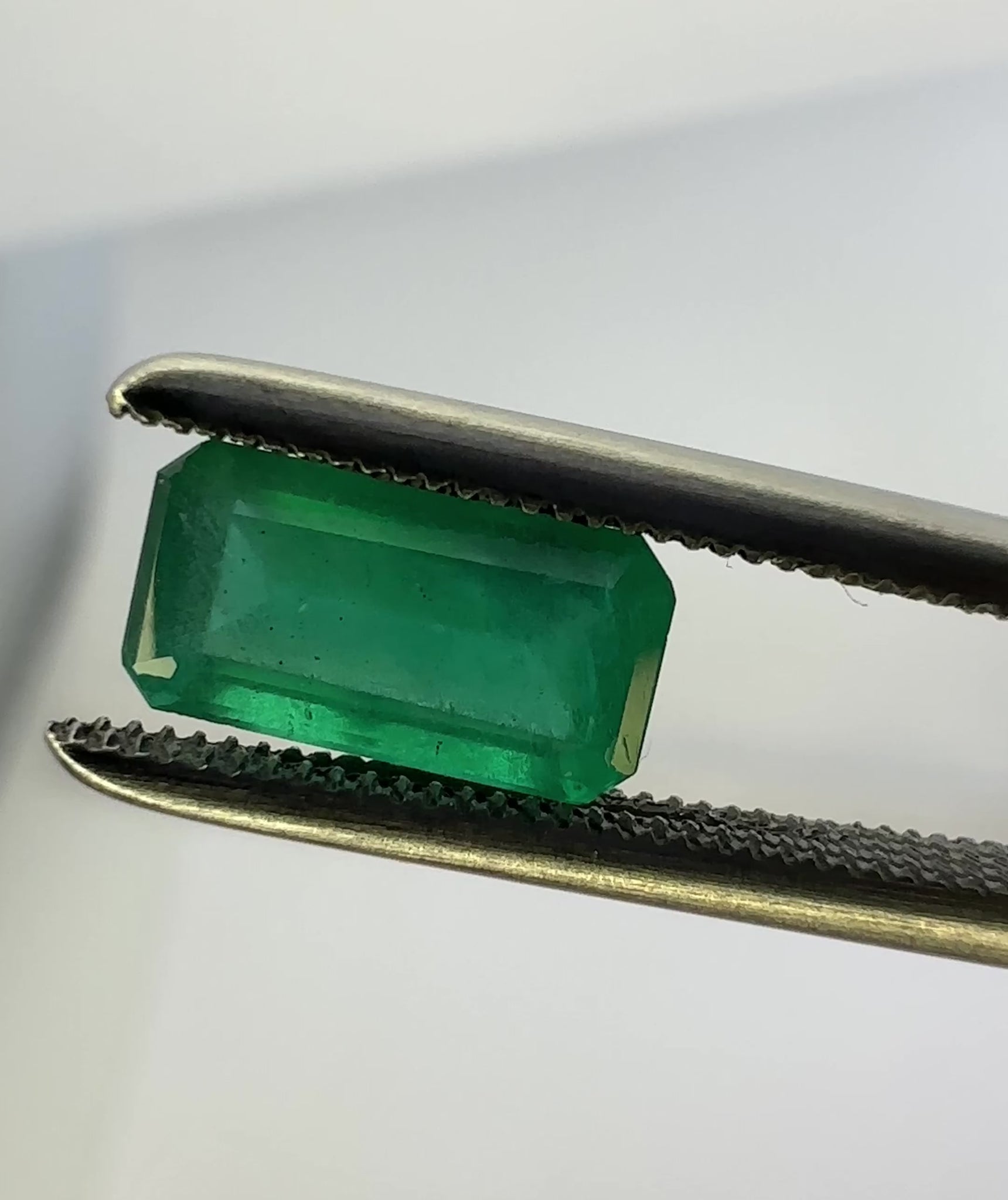 Emerald, 1.09ct, Tanzania, No Oil, Untreated Unheated. Photos and vids in different lights, see how it looks