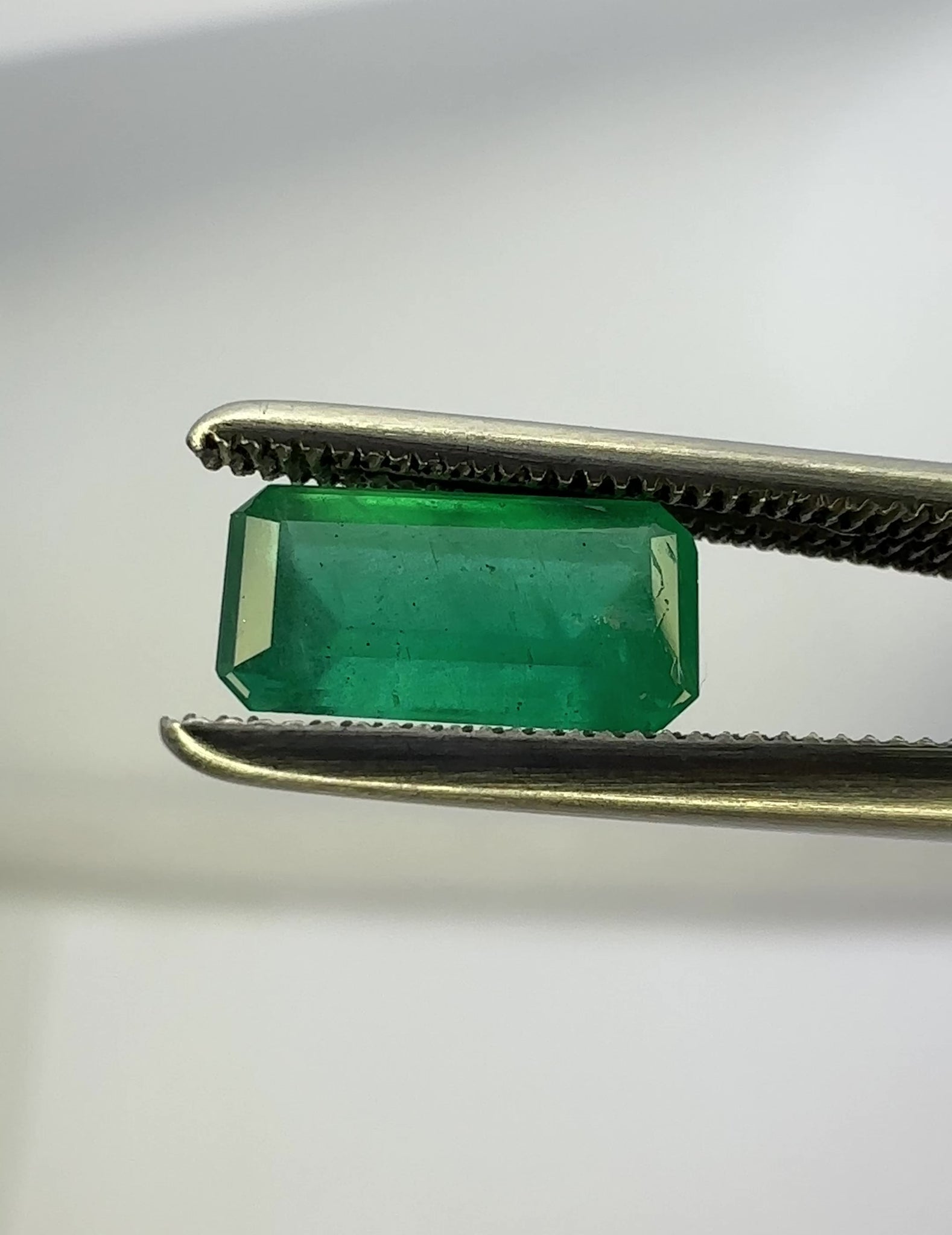 Emerald, 1.09ct, Tanzania, No Oil, Untreated Unheated. Photos and vids in different lights, see how it looks