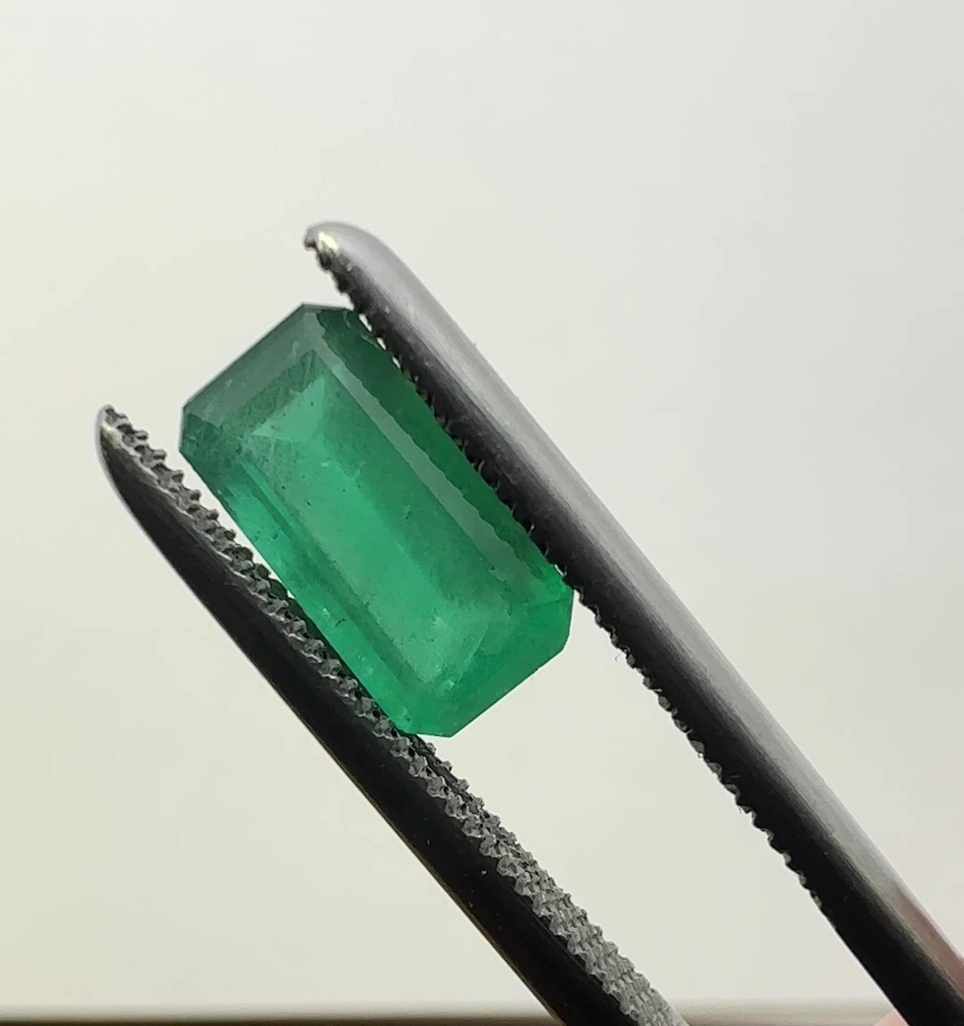 Emerald, 1.09ct, Tanzania, No Oil, Untreated Unheated. Photos and vids in different lights, see how it looks